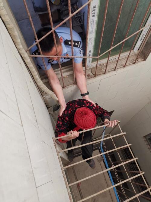 男孩当街杀8旬老妇,男孩当街杀8旬老妇视频