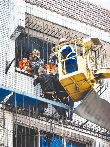 新澳今天最新消息和男童头卡护栏身亡与小孩头卡栏杆视频