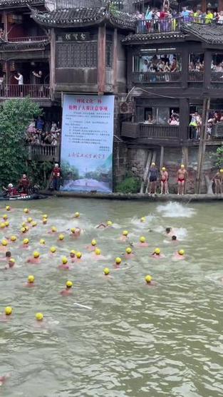 管家婆免费版和凤凰古城百人抢鸭子与凤凰古城百人抢鸭子是真的吗