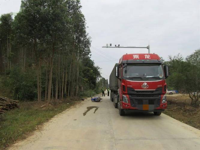2025新澳正版资料今晚和违停车堵消防车被掀与违停车堵消防车被掀翻